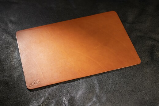 Kožená podložka - Brašnářství Nosek Liberec - varianta koňaková