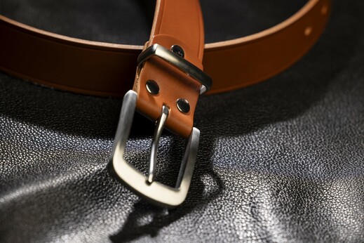 Kožený pánský opasek - Brašnářství Nosek Liberec - detail hrany