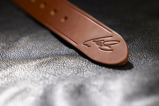 Kožený pánský opasek - Brašnářství Nosek Liberec - detail loga